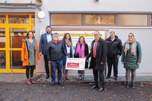 Spendenübergabe für die „Sprachbrücken“ an der Buchenbrand-Grundschule: (von links) Barbara Geist von der Pädagogischen Hochschule Freiburg, Bernd Mugrauer vom Schulamt Lörrach, Peter Knobel vom Helferkreis Oberes Wiesental, Anna Gassmann von der Caritas, Schulleiterin Andrea Krämer, Sparkassenchef Lothar Müller, GVV-Vorsitzender Peter Schelshorn und Laura Rössler vom Landratsamt Lörrach. Foto: Peter Schwendele